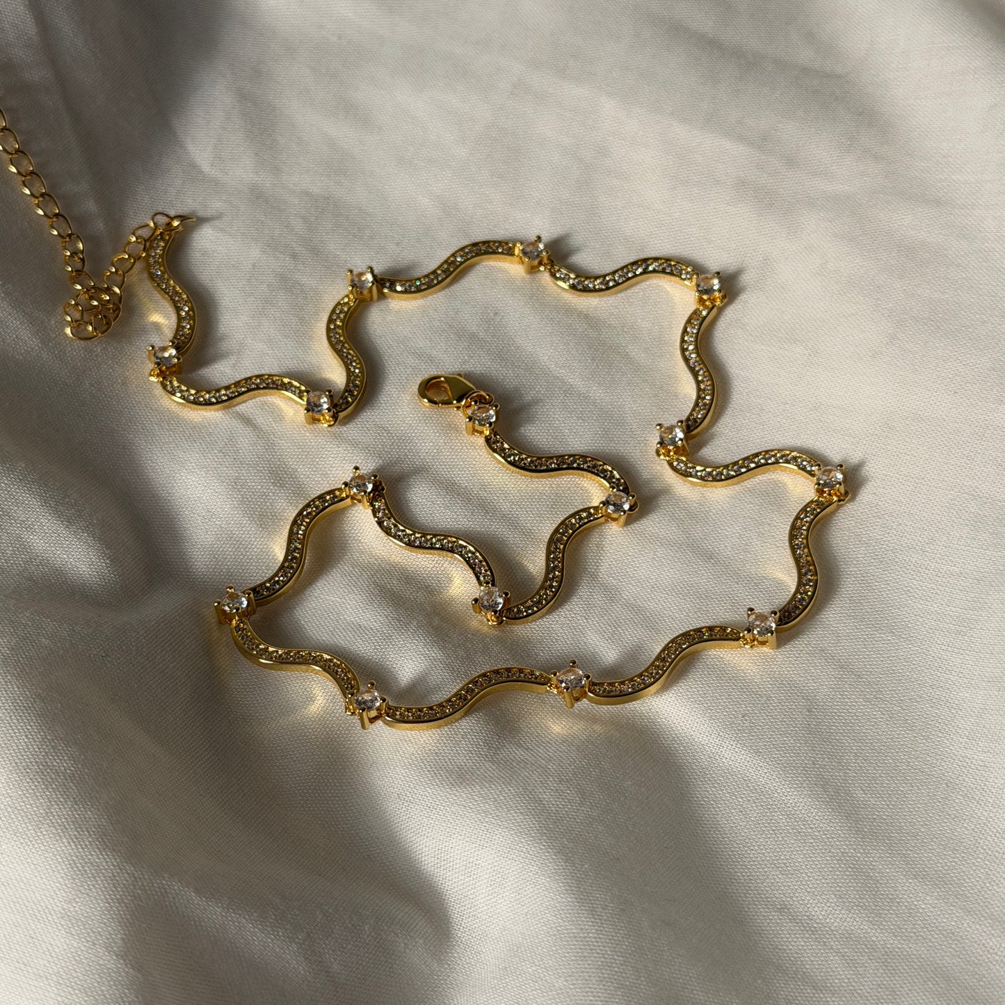 Darya wave necklace